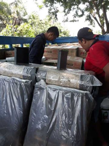 Proses packing muatan dikirim ke Balikpapan tanggal 1 April 2018